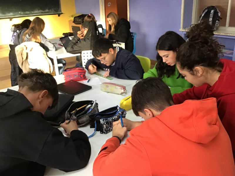 Alumnos de San Gabriel escribiendo una carta