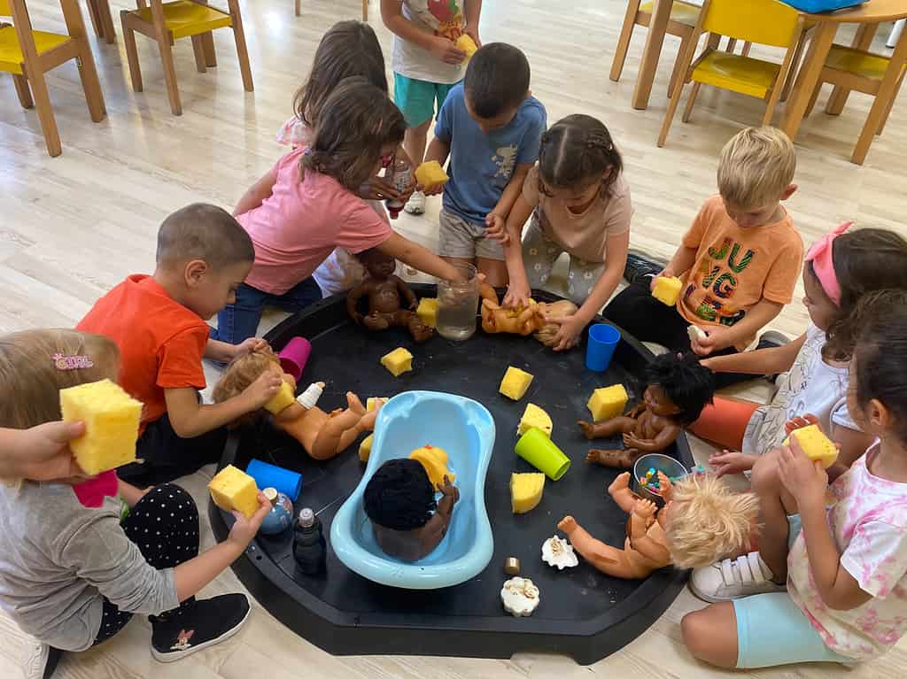 Metodología educativa centrada en provocaciones que estimulan la creatividad.