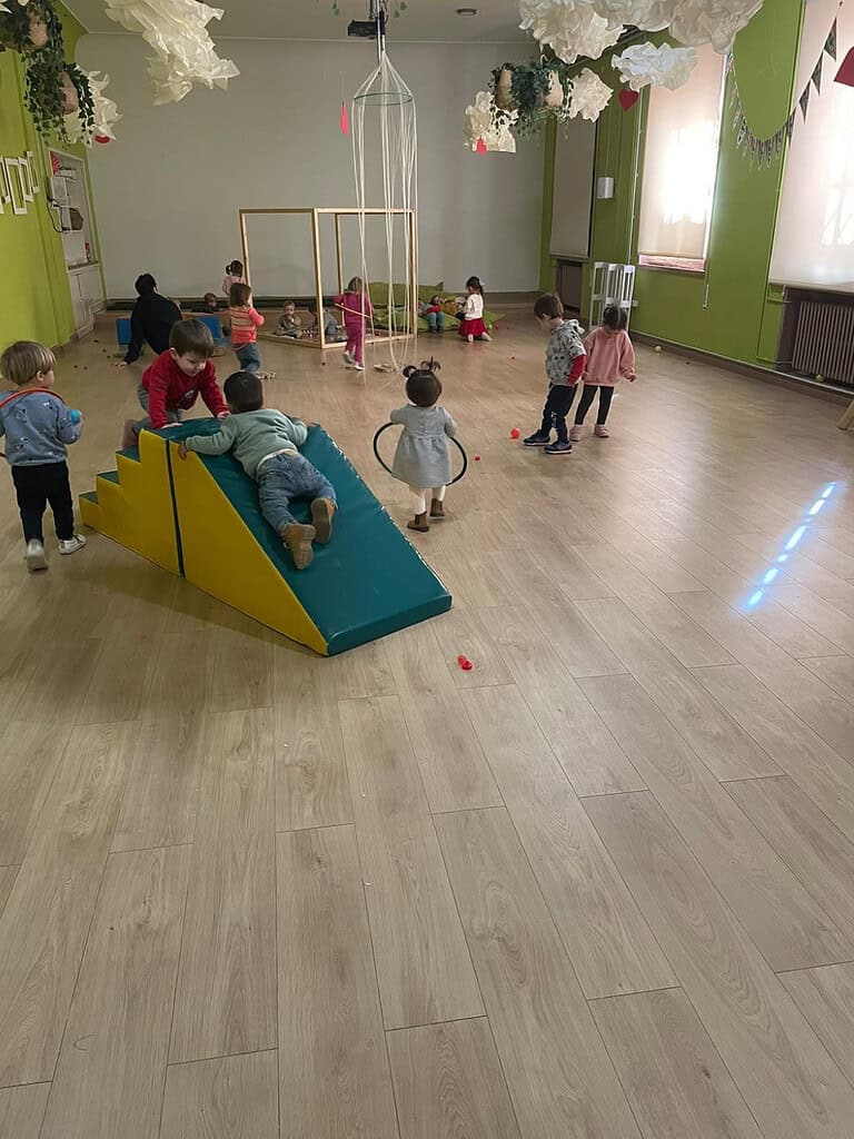 Descubre cómo la psicomotricidad vivenciada potencia el desarrollo integral de los niños a través del juego y la exploración corporal.