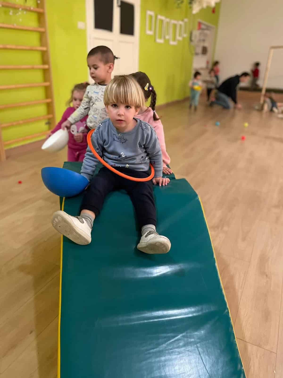 Descubre cómo la psicomotricidad vivenciada potencia el desarrollo integral de los niños a través del juego y la exploración corporal.