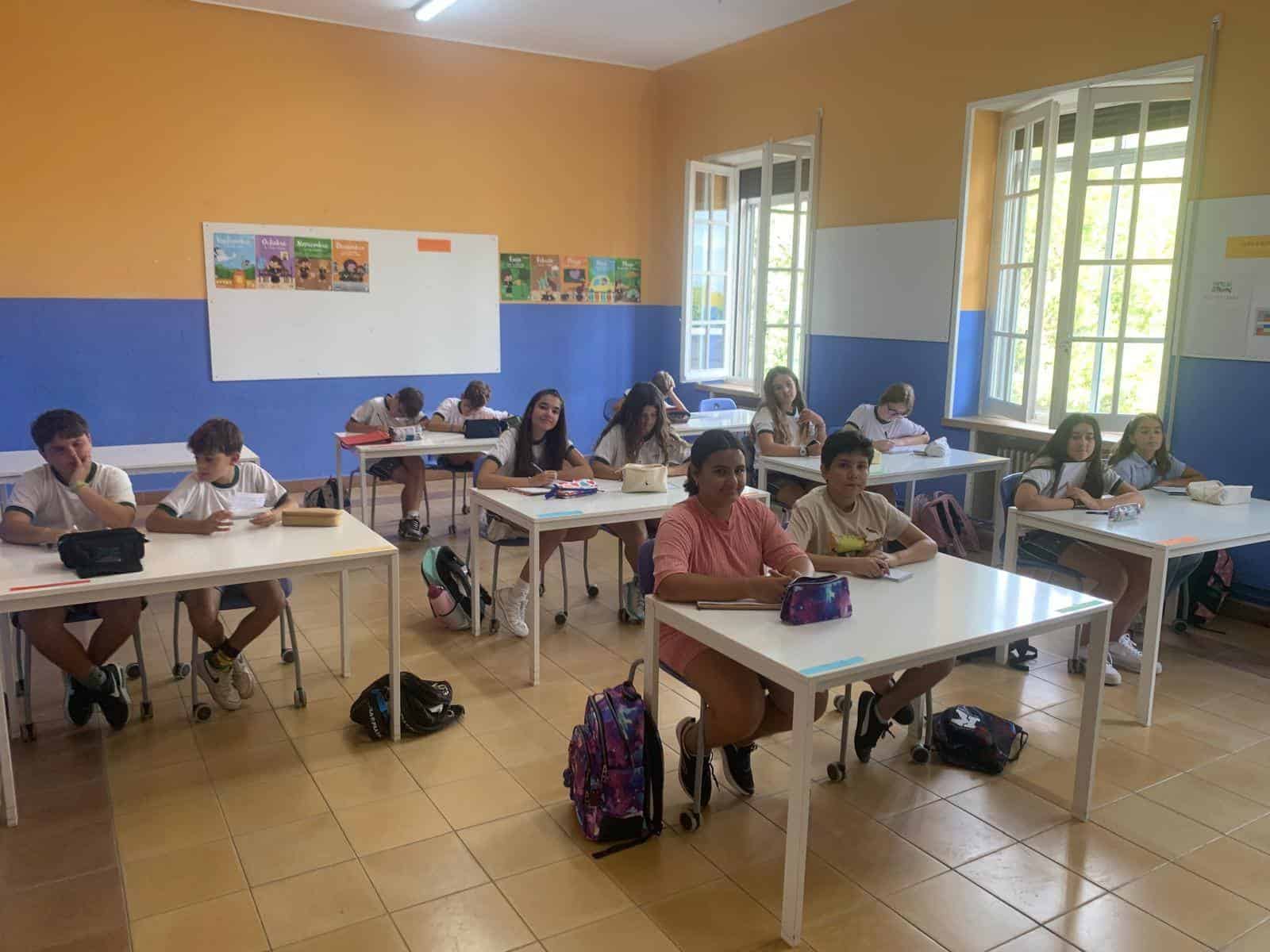 Estudiantes del Colegio San Gabriel trabajando en equipo durante el curso escolar para mejorar su bienestar emocional y académico.