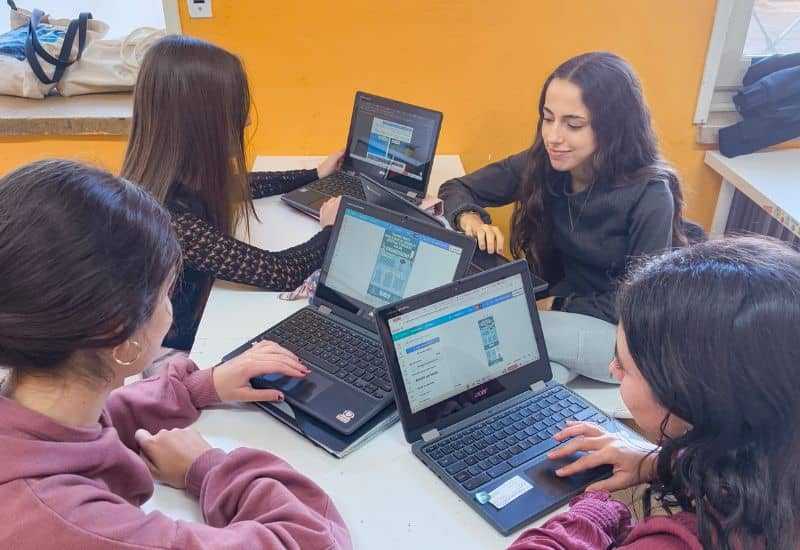 Estudiantes aprendiendo Economía y Matemáticas aplicadas en Bachillerato de Ciencias Sociales