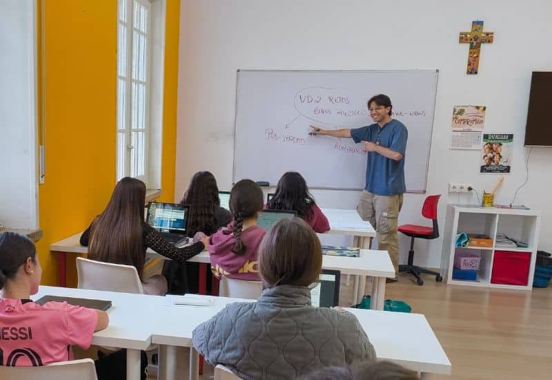 Alumnos del Colegio San Gabriel estudiando Bachillerato de Humanidades