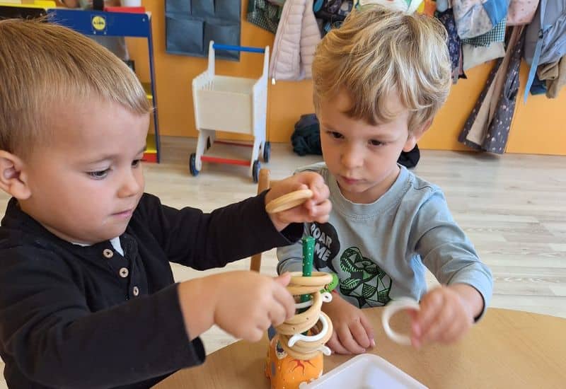alumnos de infantil del colegio san gabriel jugando en las aulas con juguetes educativos