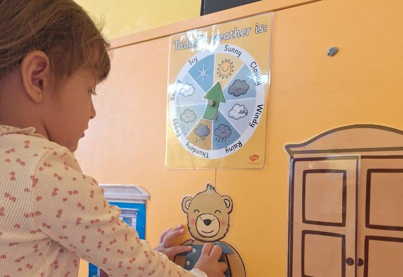 Alumna de Educación Infantil de San Gabriel practicando Juego y bilingüismo