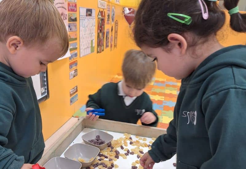 Niños en el Colegio San Gabriel trabajando en una actividad cooperativa durante Educación Infantil en Zaragoza para aprender a compartir y convivir.