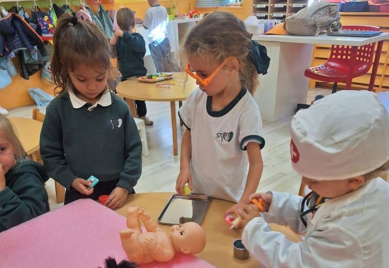 Niños participando en juego simbólico en Educación Infantil en el Colegio San Gabriel de Zaragoza para fomentar empatía y comunicación.