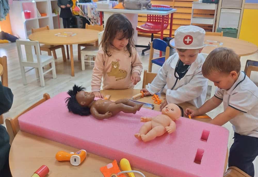 Niños en Infantil en Zaragoza jugando en el aula del Colegio San Gabriel desarrollando habilidades sociales