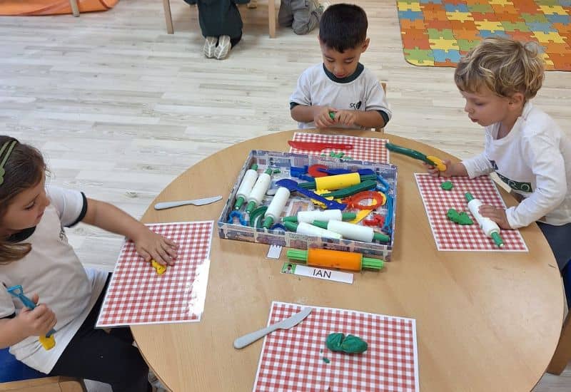 Niños participando en un proyecto educativo del Colegio San Gabriel en Zaragoza, integrando juego y aprendizaje en Educación Infantil.