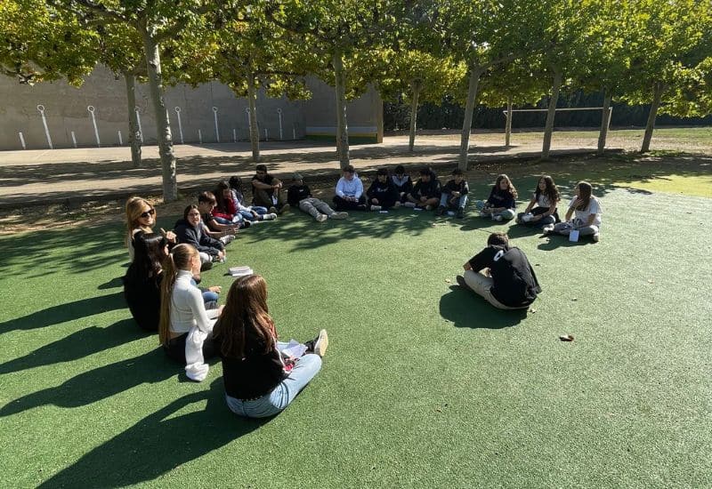 Grupo de alumnos del Colegio San Gabriel en sus instalaciones, aprendiendo y jugando en un entorno natural y seguro en Zaragoza