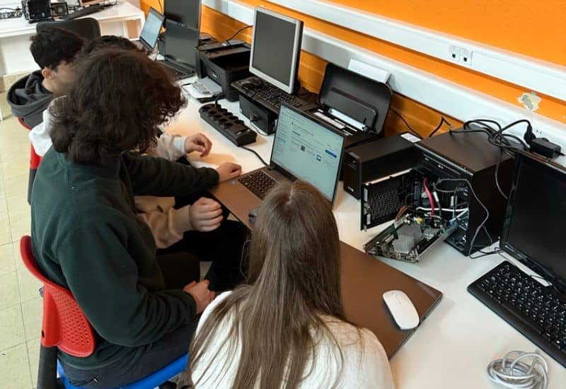 Alumnos del Grado Medio de Informática en el Colegio San Gabriel de Zuera realizando el montaje y mantenimiento de hardware en el laboratorio tecnológico.