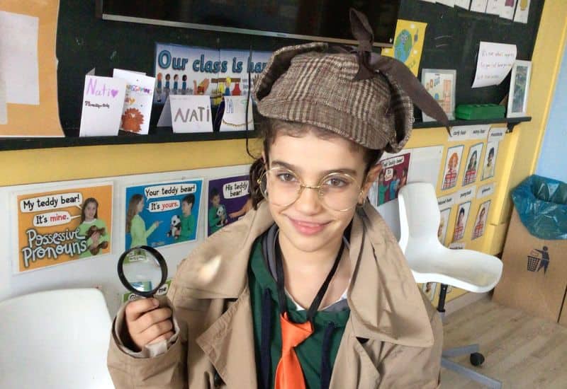 Alumno de Primaria en el Colegio San Gabriel realizando una actividad de Sherlock Holmes bajo la metodología CLIL para fomentar el aprendizaje activo en inglés.