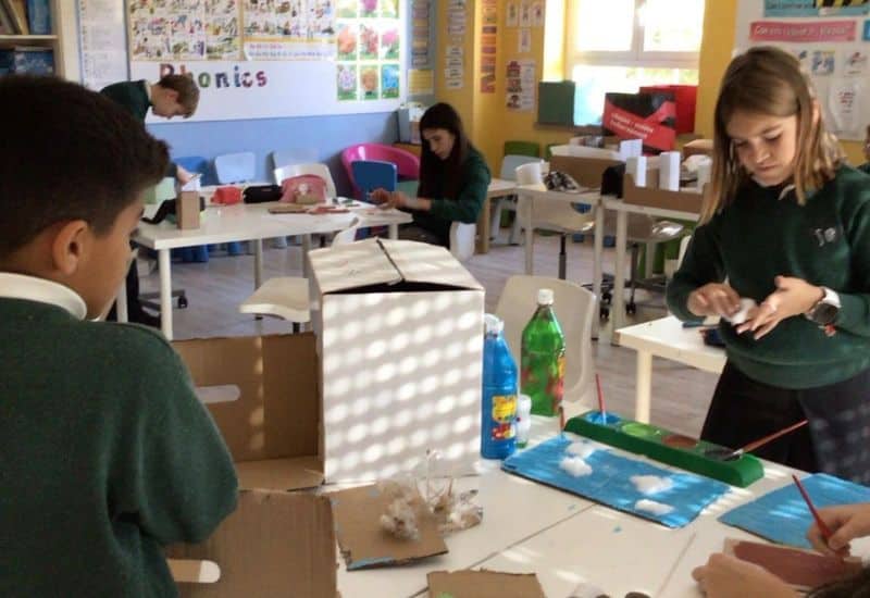 Estudiante de primaria aplicando conocimientos de la metodología Flipped Classroom mediante el uso de recursos interactivos en el aula.