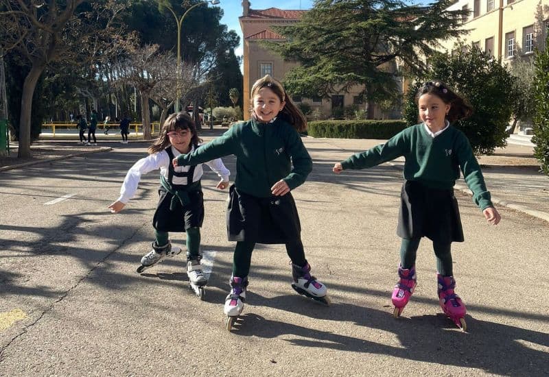 Alumnas del Colegio San Gabriel practicando patinaje como actividad extraescolar en las pistas deportivas exteriores del centro en Zuera.