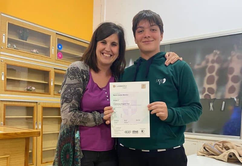 Profesora de inglés del Colegio San Gabriel orientando a un alumno de Secundaria en la preparación del examen B2 First de Cambridge.