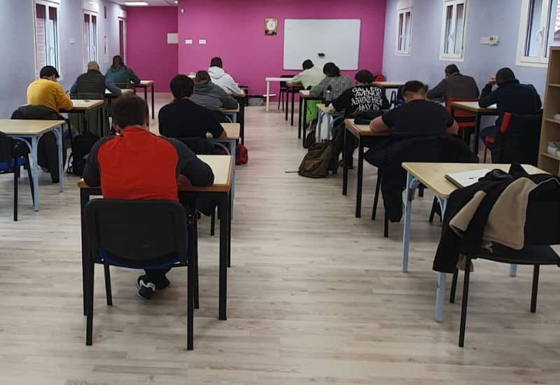 Alumnos del Grado Superior de FP Forestal del Colegio San Gabriel participando en una sesión de aprendizaje práctico sobre gestión del medio natural.