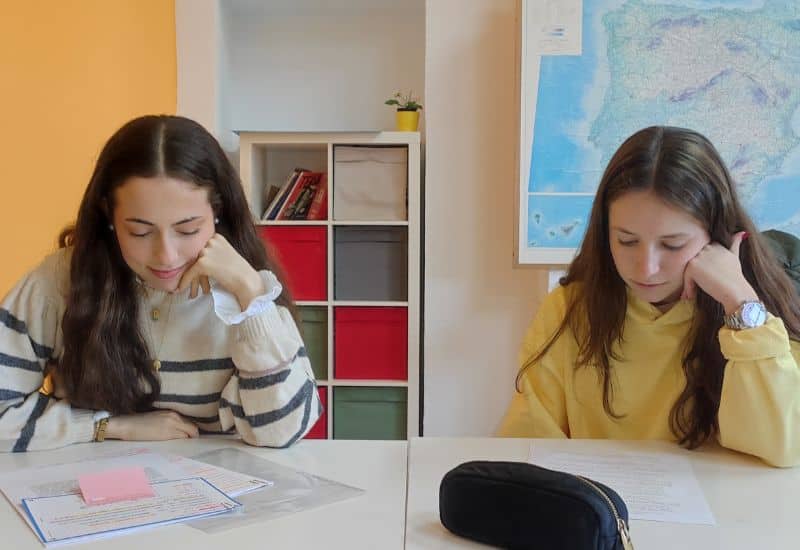 Dos alumnas de Bachillerato del Colegio San Gabriel consultando información y materiales de orientación académica para su futuro universitario.