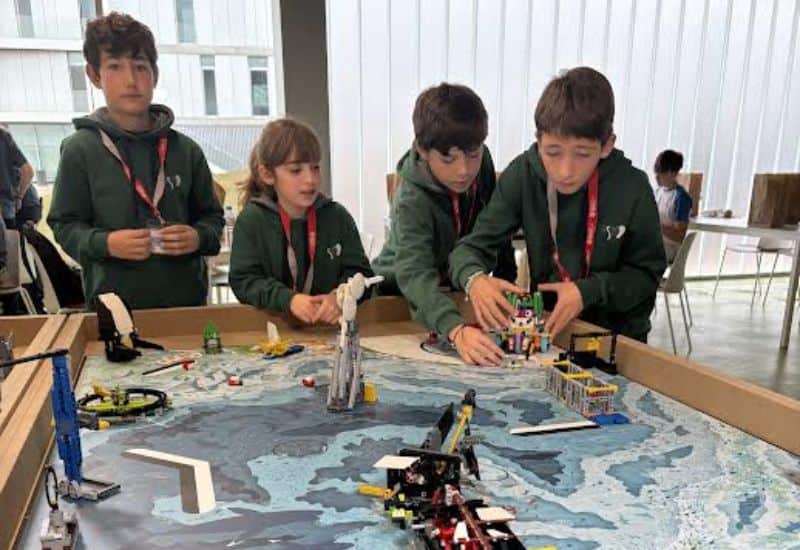 Alumnos de Educación Primaria del Colegio San Gabriel trabajando en equipo en un proyecto de robótica y programación con Lego Spike.