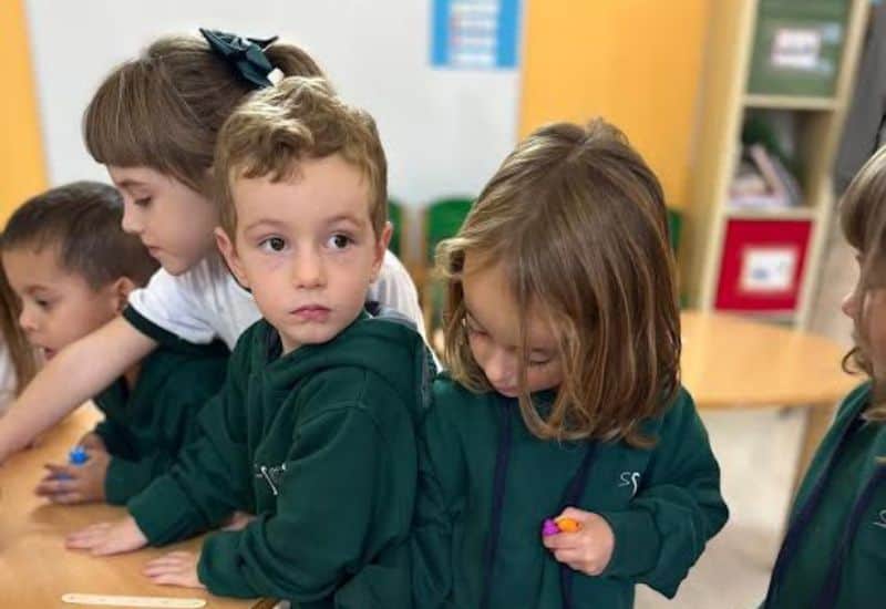 Niños de la etapa de Infantil participando en una actividad de pensamiento computacional sin dispositivos para desarrollar el razonamiento lógico.