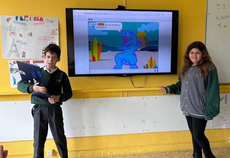 Estudiante de Primaria presentando una animación creada con el entorno de programación por bloques Scratch en el aula del Colegio San Gabriel.