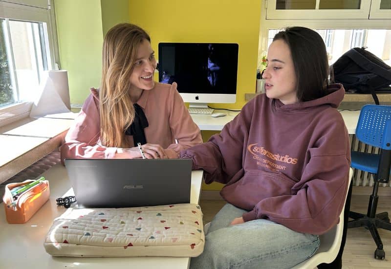 Profesora del Colegio San Gabriel de Zuera en una sesión de tutoría individual con una alumna de Secundaria para tratar temas académicos y de bienestar emocional.