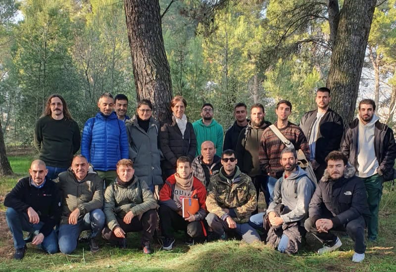 Grupo de estudiantes de un ciclo formativo de grado superior en las instalaciones del Colegio San Gabriel en Zaragoza, fomentando el aprendizaje cooperativo