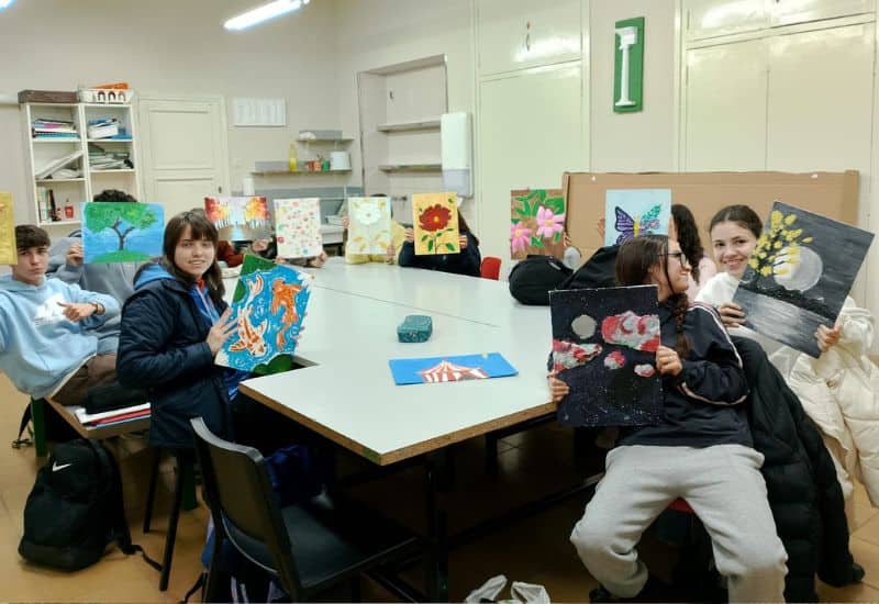 Estudiantes de ESO del Colegio San Gabriel utilizando el arte como parte de la metodología Flipped Classroom.