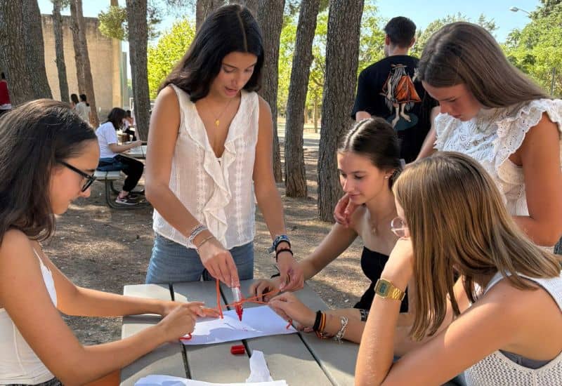 Grupo de alumnos de Secundaria (ESO) del Colegio San Gabriel colaborando en un proyecto de aprendizaje cooperativo en el aula.