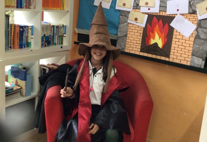 Alumna de Educación Primaria del Colegio San Gabriel en Zaragoza en un proyecto de metodología de Aprendizaje Basado en Proyectos (ABP)