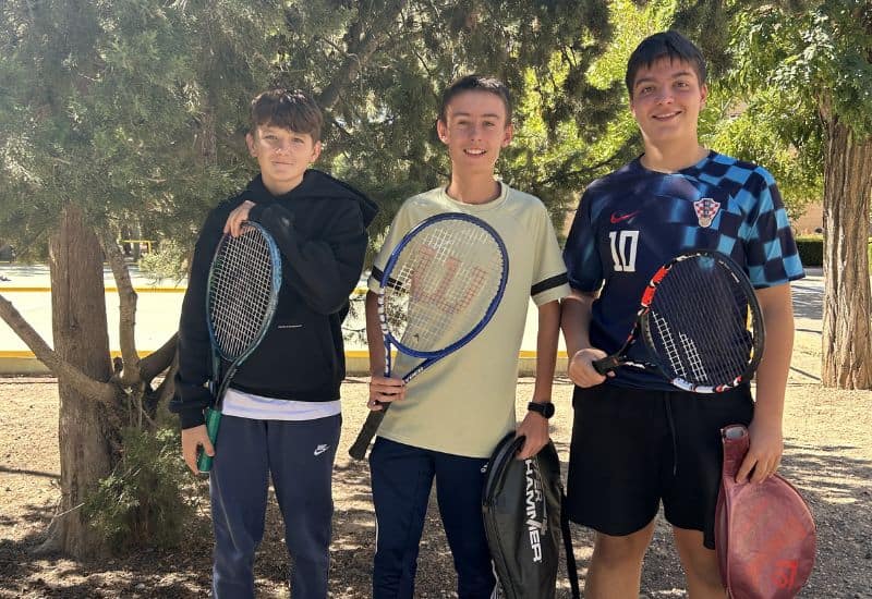 Alumnos de Secundaria disfrutando de una actividad en las instalaciones deportivas exteriores del Colegio San Gabriel en Zuera.