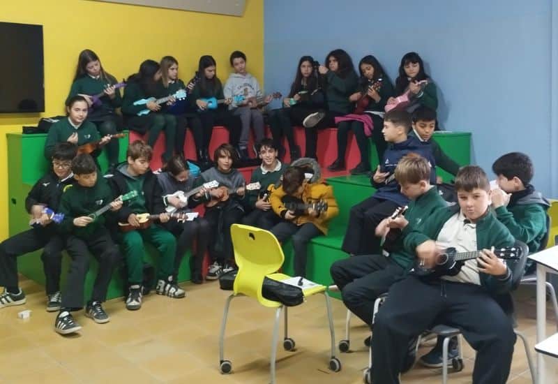 Alumnos de Secundaria del Colegio San Gabriel tocando el ukelele en el aula, aplicando la metodología Flipped Classroom en su aprendizaje musical.