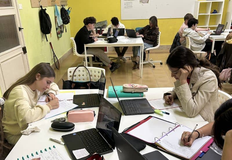 Alumnos de Secundaria en una clase del Colegio San Gabriel en Zuera.