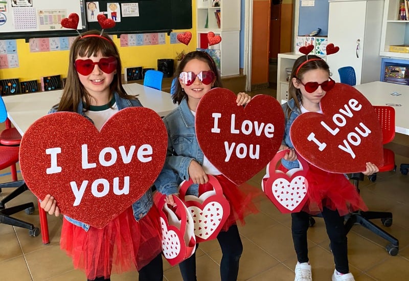 Niños de Primaria del Colegio San Gabriel trabajando en equipo con roles de aprendizaje cooperativo para desarrollar habilidades sociales y autonomía.