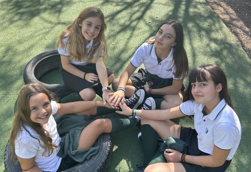Alumnos de Secundaria del Colegio San Gabriel en el patio del recreo del centro.