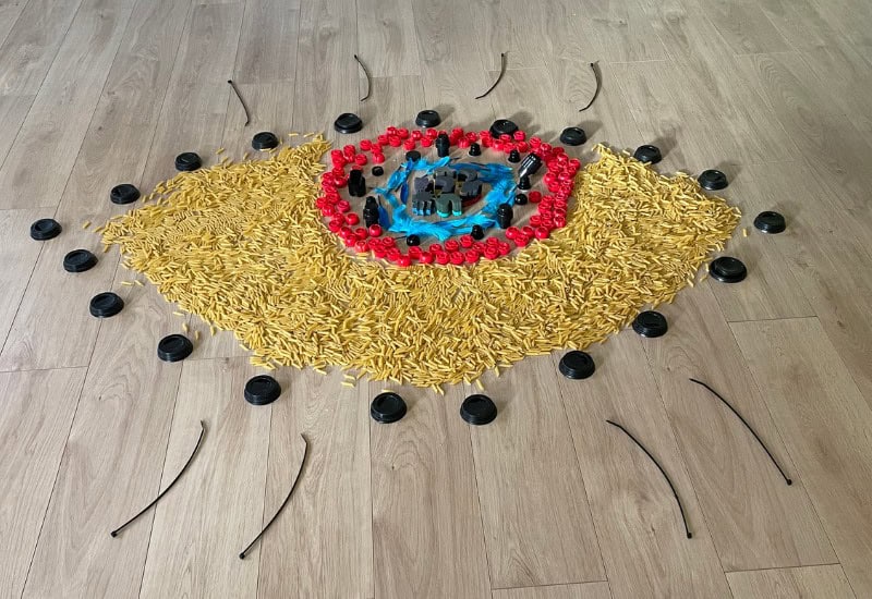 Muestra de arte infantil creada por niños del Colegio San Gabriel, utilizando diversos materiales para expresar su creatividad y desarrollar sus habilidades artísticas en un entorno de aprendizaje estimulante.