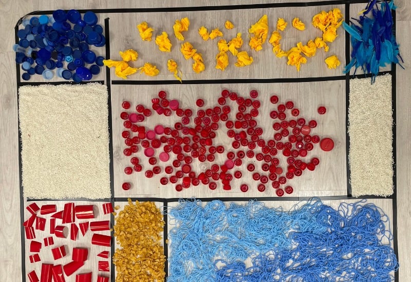 Creatividades elaboradas por alumnos del Colegio San Gabriel con materiales reciclados, fomentando la expresión artística y la conciencia ecológica en Zuera, Zaragoza.