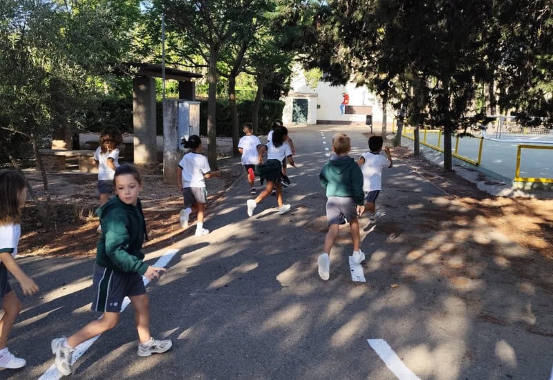 Alumnos del Colegio San Gabriel de Zuera participando en una competición deportiva que fomenta el trabajo en equipo y el respeto.