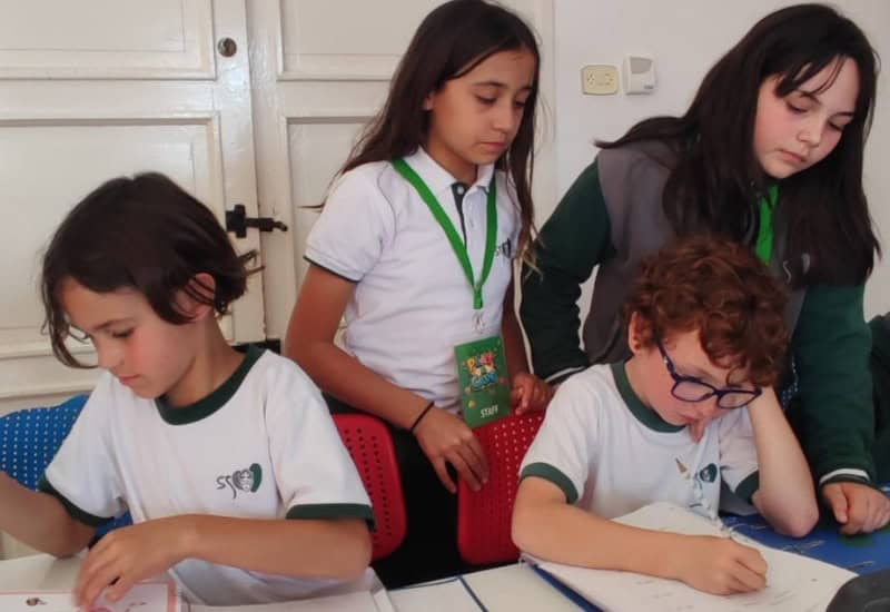 Alumnos del Colegio San Gabriel aplicando ejemplos de escucha activa y aprendizaje cooperativo en una sesión de tutoría emocional en el aula.