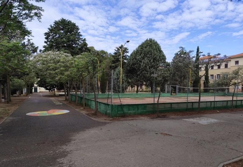 Detalle de las pistas deportivas y zonas de entrenamiento del Colegio San Gabriel, diseñadas para el desarrollo integral y el fomento de hábitos saludables en nuestros alumnos.