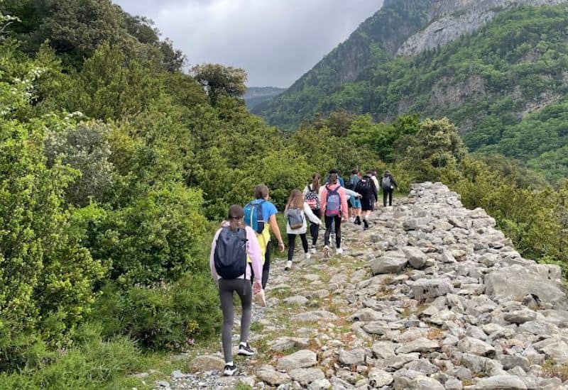 Estudiantes de 2º de ESO participando en una jornada de senderismo del proyecto "En busca de los orígenes".
