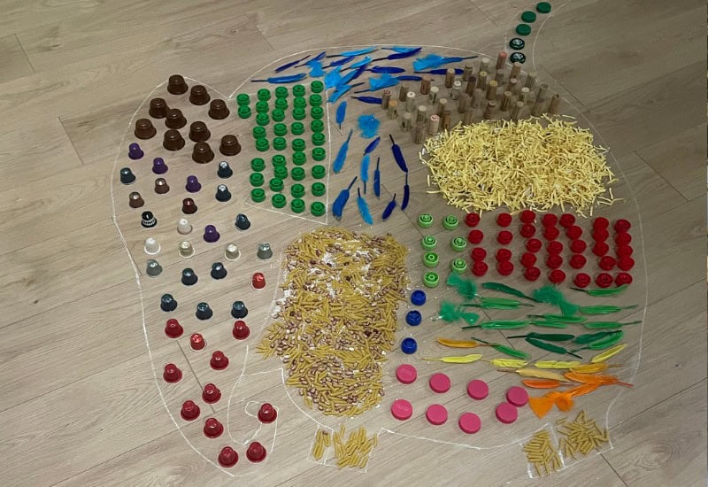 Proyectos artísticos realizados por alumnos del Colegio San Gabriel, integrando elementos de la naturaleza para explorar su creatividad y conectar con el medio ambiente.