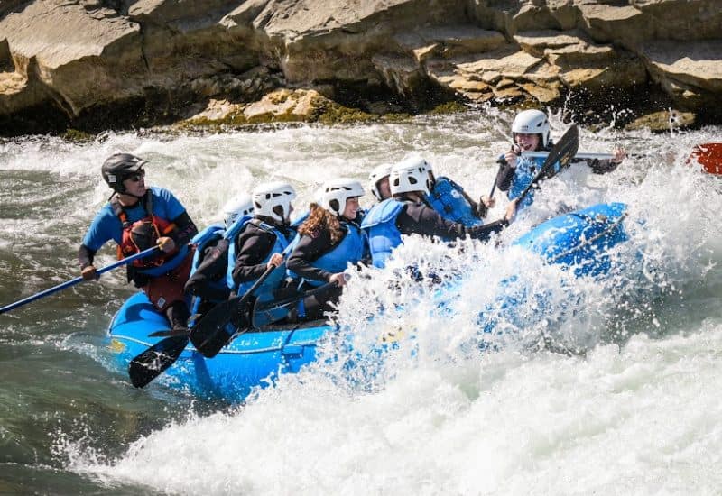 Alumnos de Bachiller durante una actividad de rafting, trabajando el liderazgo y el trabajo en equipo en el medio natural.