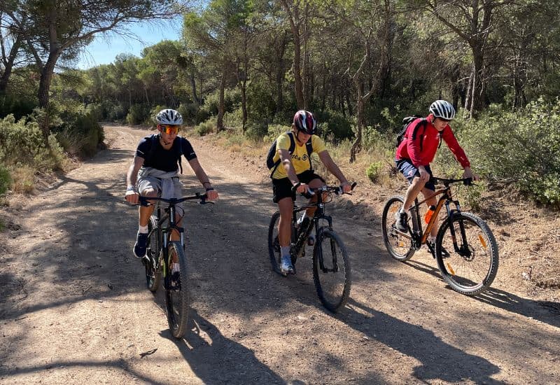 Alumnos de Bachillerato realizando la ruta BTT del proyecto "Las BTT son para el verano" en el entorno natural de Zuera.