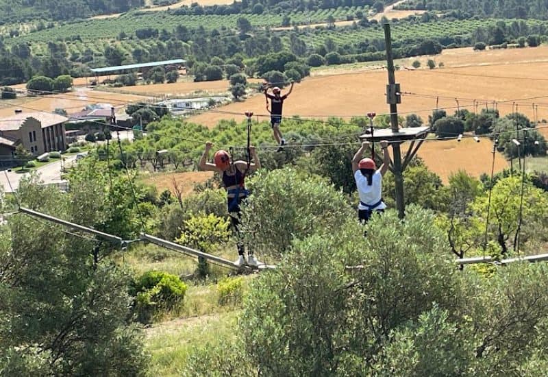 Alumnos de San Gabriel disfrutando de una actividad de tirolina en un entorno de aventura para desarrollar la autoconfianza y la resiliencia.