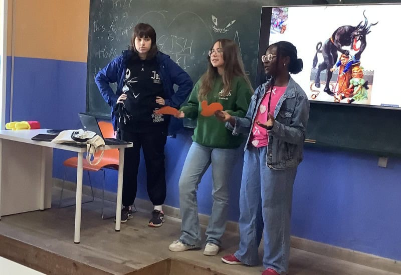 Alumnos de Bachillerato del Colegio San Gabriel realizando una presentación oral en inglés durante un debate académico en el aula bilingüe.
