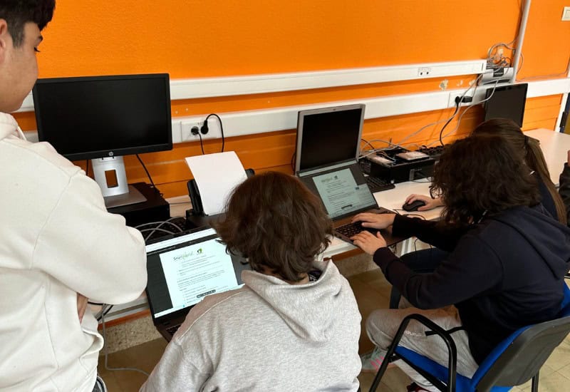 Estudiantes de Grado Medio de Informática del Colegio San Gabriel configurando equipos y redes locales en el aula tecnológica de Zuera.