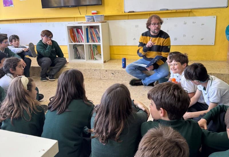 Grupo de estudiantes participando y compartiendo impresiones en el club de lectura del centro escolar en Zuera.
