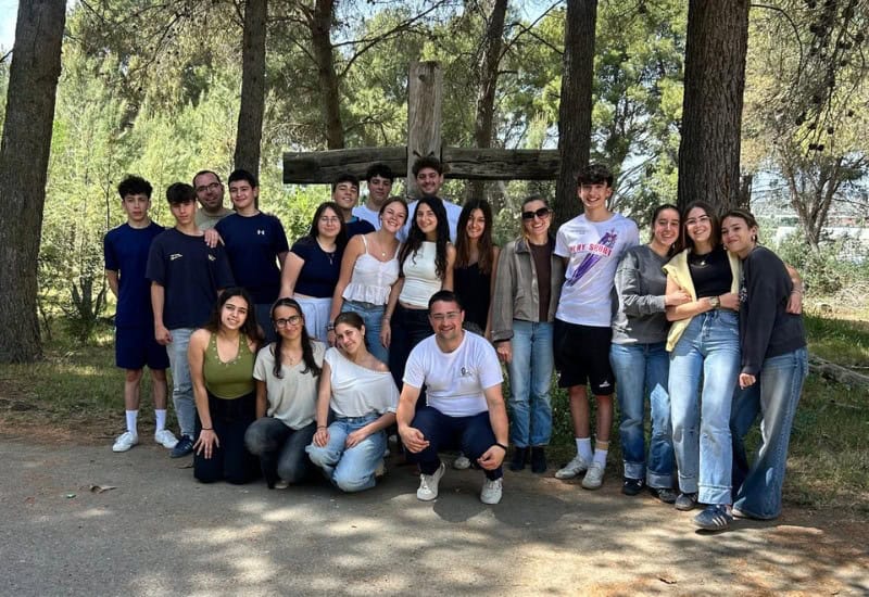 Grupo de alumnos de Bachillerato y Formación Profesional del Colegio San Gabriel posando en la zona boscosa del centro.