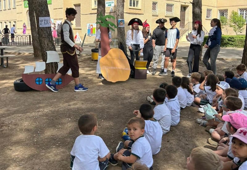 Alumnos del Colegio San Gabriel representando una obra de teatro infantil al aire libre en el patio del centro en Zuera.