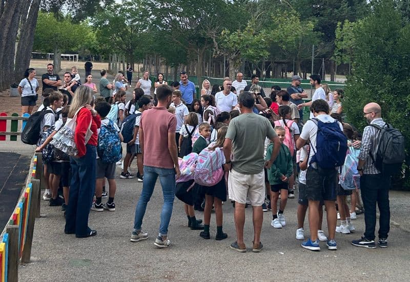 Familias y estudiantes reunidos en el entorno natural del Colegio San Gabriel durante una jornada escolar.